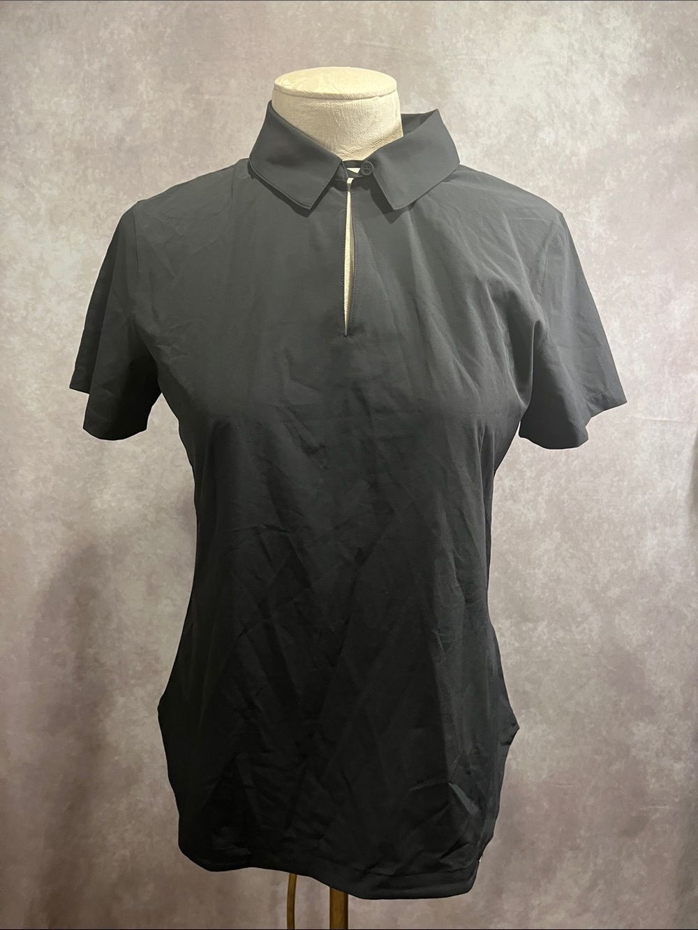 NWT Nike Black Women’s Golf Top Keyhole detail size medium